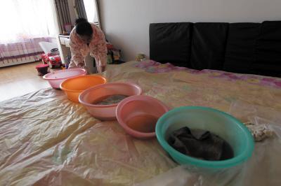 称多楼上漏水，住户失联，小区没物管，业主维权难！律师来支招……